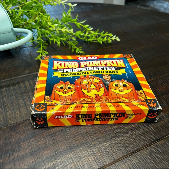 Vintage GLAD King Pumpkin Decorative Lawn Bags - Picture 3 of 5